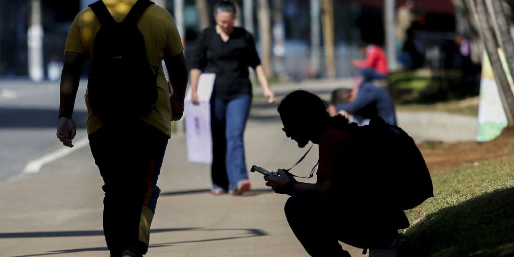 Brasil registra queda no número de jovens fora do mercado de trabalho e dos estudos