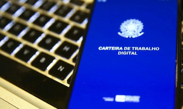 Desemprego cai para 5,3% e Brasil atinge recorde de ocupação no trimestre