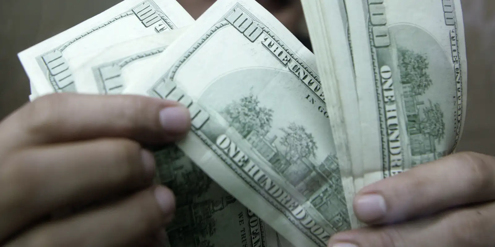 Dólar avança e se aproxima de R$ 5,17 sob influência de cenário externo e eleitoral