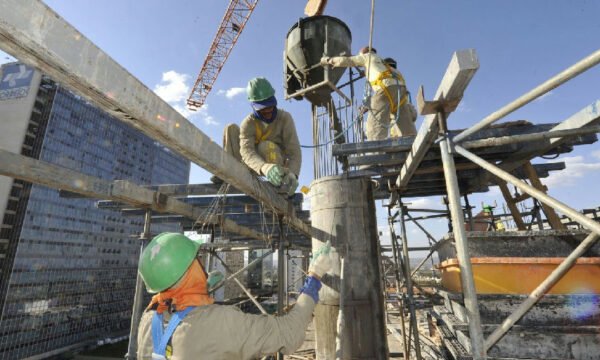 Emprego formal no Brasil cresce em agosto com abertura de 165 mil novas vagas