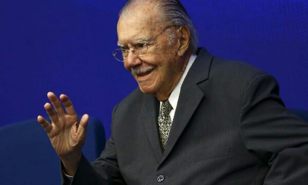 Ex-presidente José Sarney segue internado no Sírio-libanês com quadro estável de pneumonia