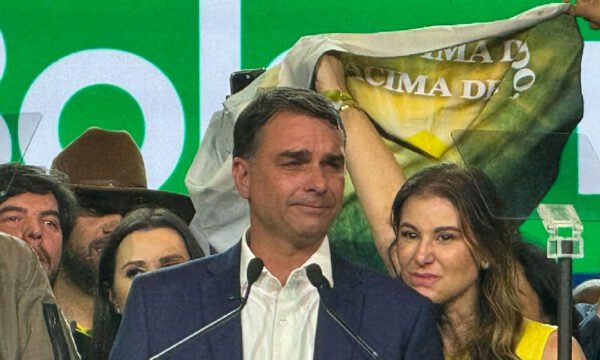 Flávio Bolsonaro utilizou jato ligado a Daniel Vorcaro em viagem internacional