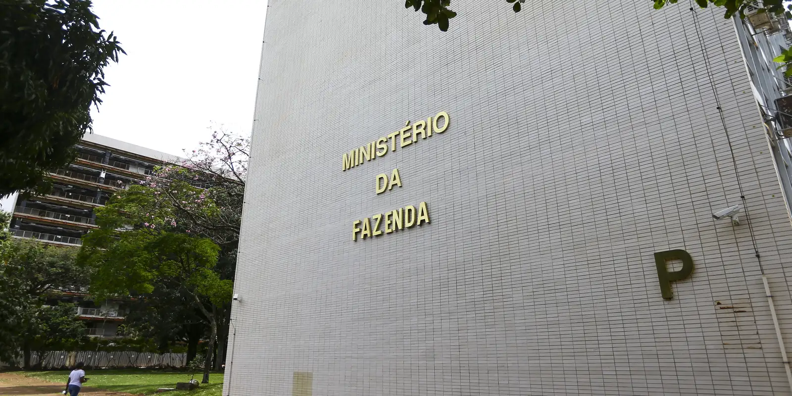 Governo federal revisa para baixo estimativas de crescimento do PIB para 2026 e 2027