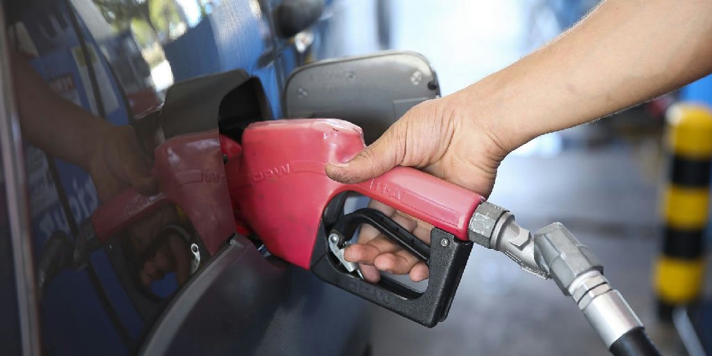 Governo mantém subsídio de R$ 2,12 no diesel para frear impacto da oscilação do petróleo