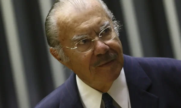 José Sarney permanece internado em São Paulo para tratamento de pneumonia
