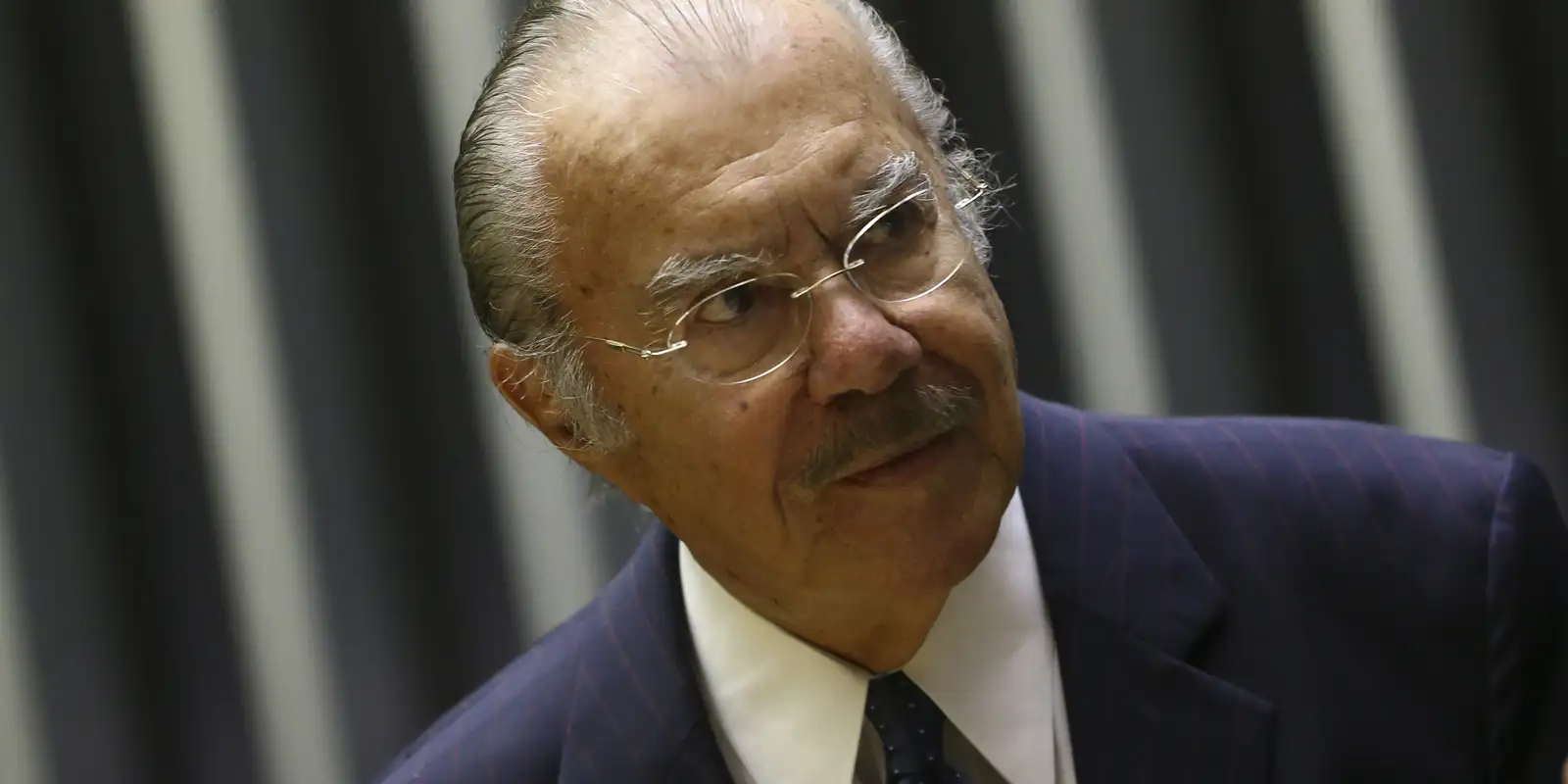 José Sarney permanece internado em São Paulo para tratamento de pneumonia