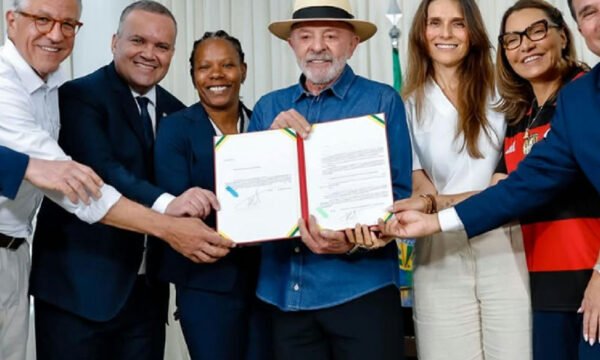 Lula promulga lei que estabelece novas diretrizes para o futebol feminino e regras para clubes