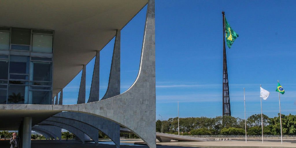 Prefeitos exigem nova relação federativa e apresentam propostas a candidatos à Presidência