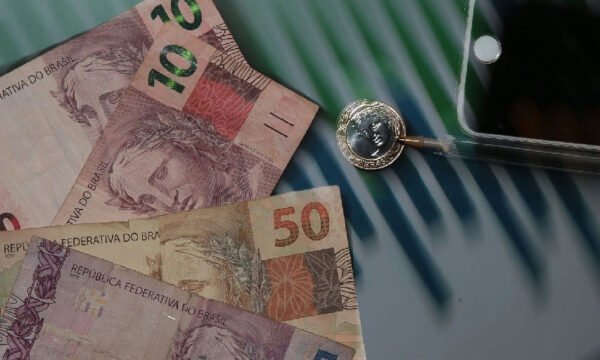 Selic cai para 13,75% com foco do Banco Central na desaceleração econômica