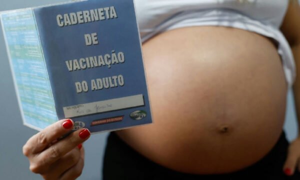 Vacinas contra gripe e covid-19 têm baixa adesão entre gestantes e elevam riscos