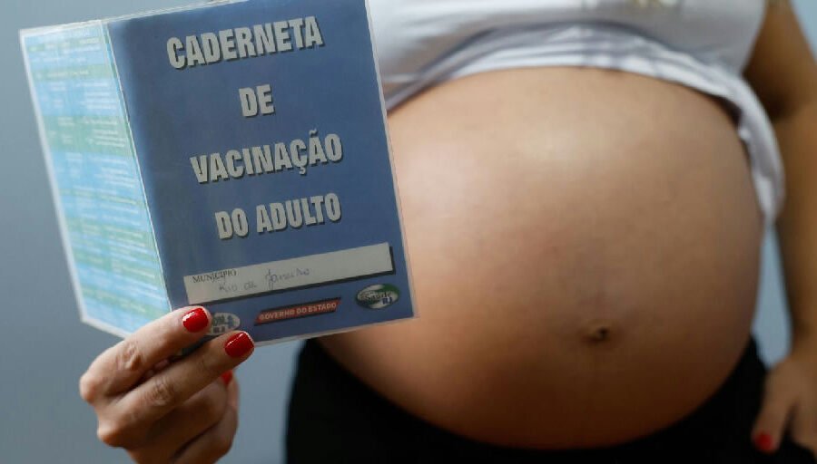 Vacinas contra gripe e covid-19 têm baixa adesão entre gestantes e elevam riscos