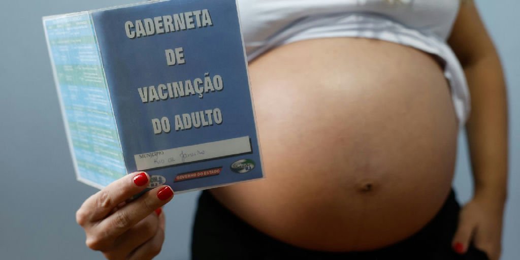 Vacinas contra gripe e covid-19 têm baixa adesão entre gestantes e elevam riscos