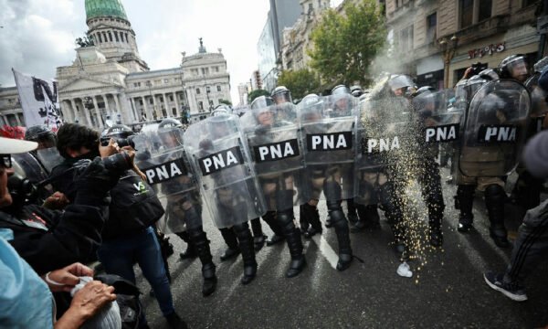 Ajuste fiscal de Milei na Argentina vira centro de debate eleitoral no Brasil