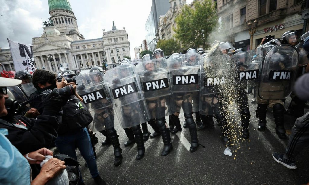 Ajuste fiscal de Milei na Argentina vira centro de debate eleitoral no Brasil