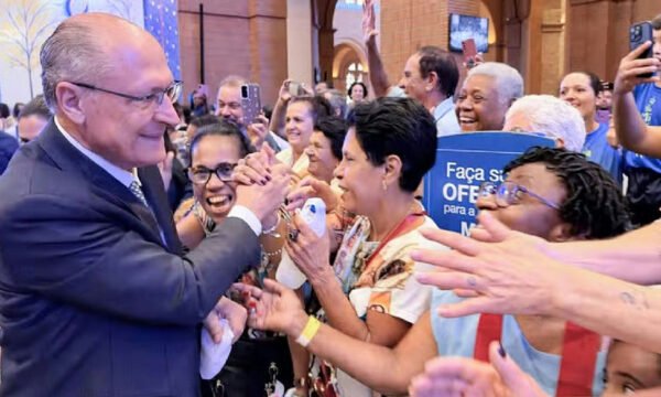 Alckmin cobra imparcialidade da Justiça Eleitoral em ato de campanha em Aparecida