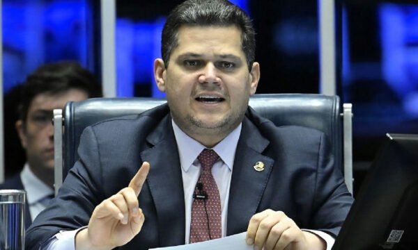 Alcolumbre define cronograma para votação do fim da escala 6x1 no Senado