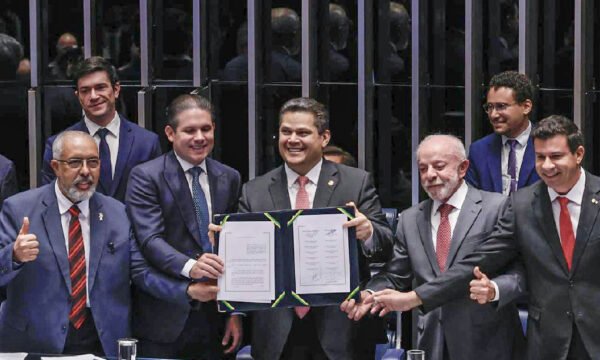Alcolumbre rompe protocolo no congresso para homenagear paim após fim da 6x1