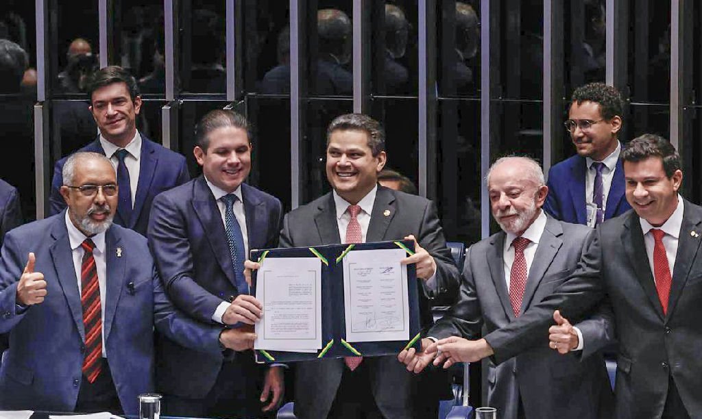 Alcolumbre rompe protocolo no congresso para homenagear paim após fim da 6x1