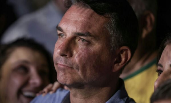 André Mendonça multa Flávio Bolsonaro por impulsionamento irregular contra Lula
