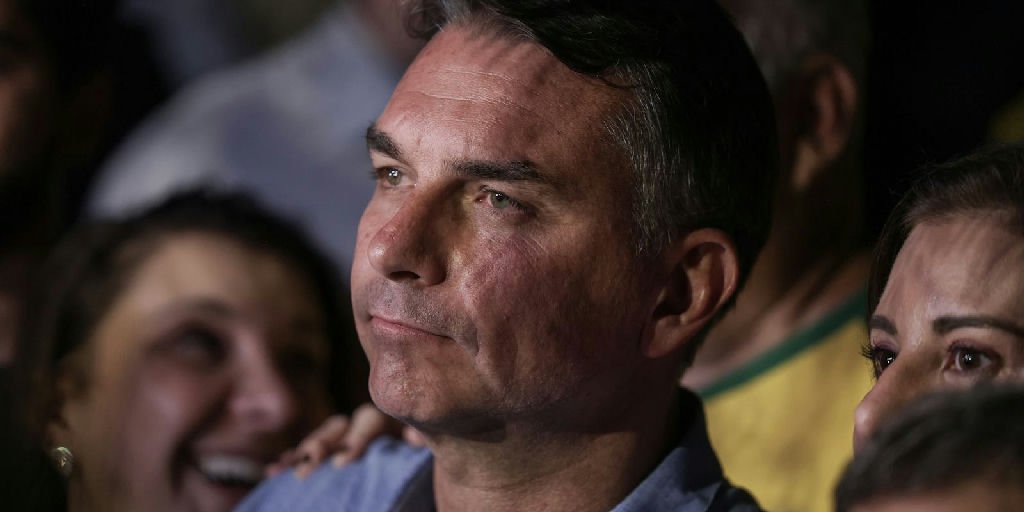 André Mendonça multa Flávio Bolsonaro por impulsionamento irregular contra Lula