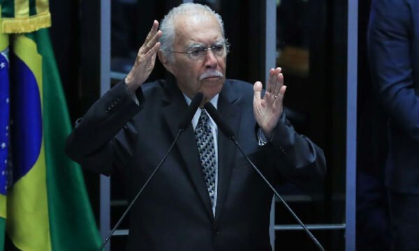 Aos 96 anos, ex-presidente José Sarney segue estável na UTI em São Luís após cirurgia abdominal