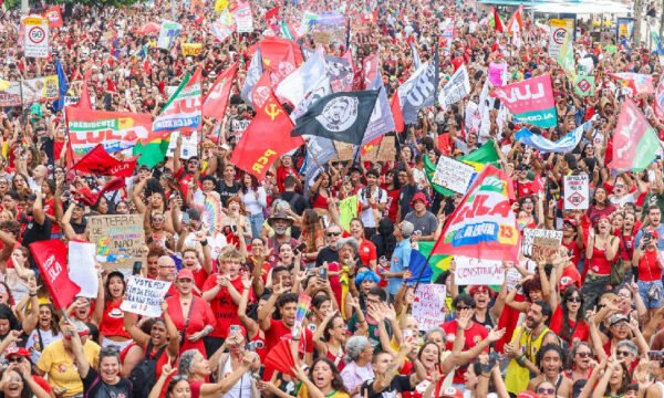 Apoiadores ocupam orla de Copacabana em manifestação pró-Lula