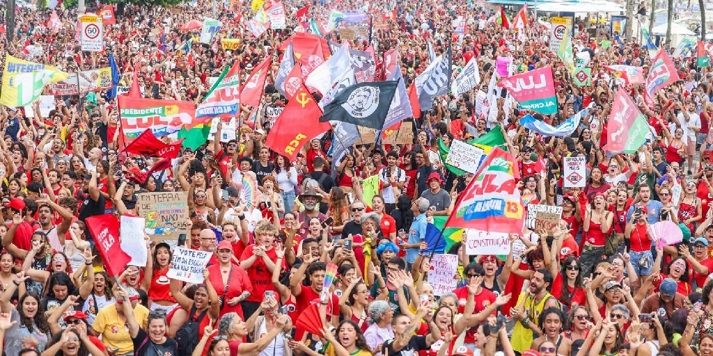 Apoiadores ocupam orla de Copacabana em manifestação pró-Lula