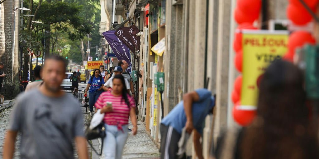 Aprovação do fim da escala 6x1 renova expectativas por qualidade de vida no trabalho