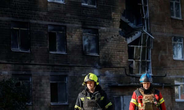 Ataque russo contra escola em Kiev mobiliza equipes de resgate após incêndio
