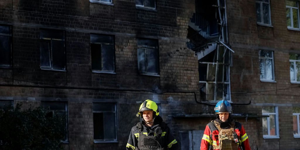 Ataque russo contra escola em Kiev mobiliza equipes de resgate após incêndio