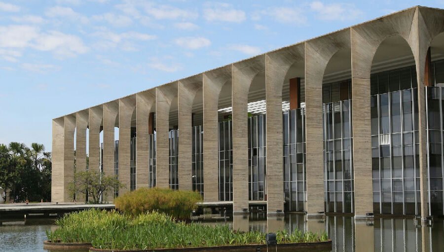 Brasileiras buscam auxílio consular na Polônia após ameaça de deputado europeu