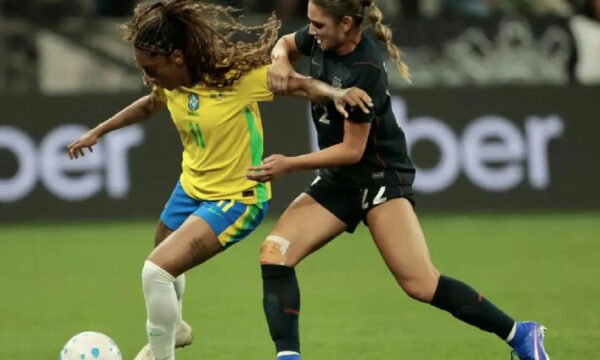 Caminhos da Reportagem explora a trajetória e os desafios do futebol feminino no Brasil