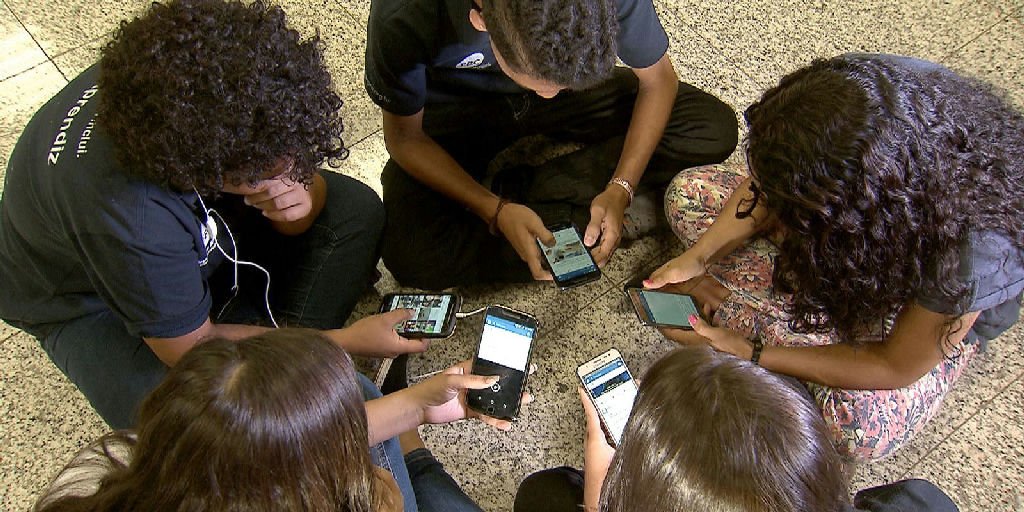 Celular na infância enfrenta resistência da maioria dos brasileiros