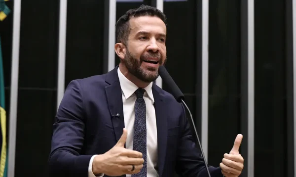 Deputado andrã janones é internado na uti após apresentar quadro de arritmia cardíaca