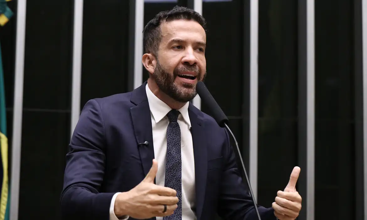 Deputado andrã janones é internado na uti após apresentar quadro de arritmia cardíaca