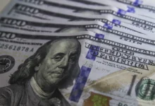 Dólar recua para faixa de cinco reais e bolsa avança com cenário externo