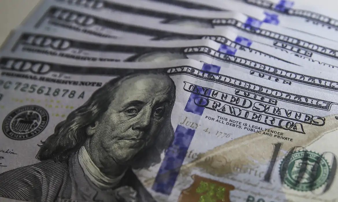 Dólar recua para faixa de cinco reais e bolsa avança com cenário externo