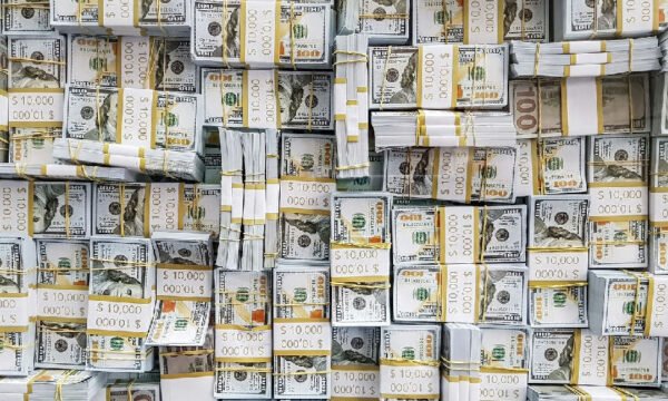 Dólar sobe para R$ 5,22 em pregão marcado por tensões globais e alta do petróleo