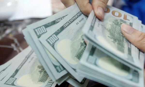 Dólar volta a superar a marca de R$ 5 em dia de ajustes na bolsa brasileira
