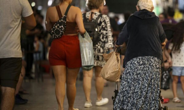 Economistas alertam que cortes profundos no orçamento federal ameaçam programas sociais