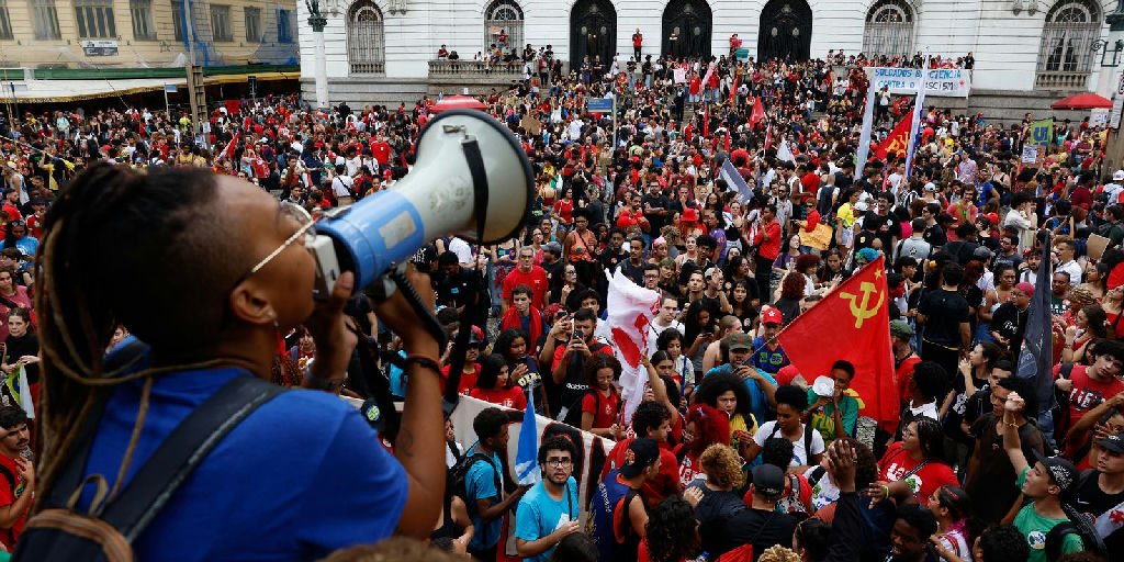 Estudantes mobilizam atos em diversos estados brasileiros em apoio à candidatura de Lula