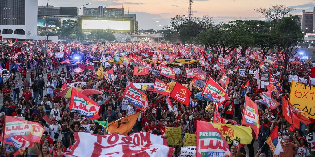 Estudantes ocupam Esplanada dos Ministérios em ato pela reeleição de Lula