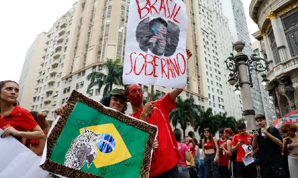 Estudantes ocupam ruas do Rio de Janeiro em manifestação pró-Lula