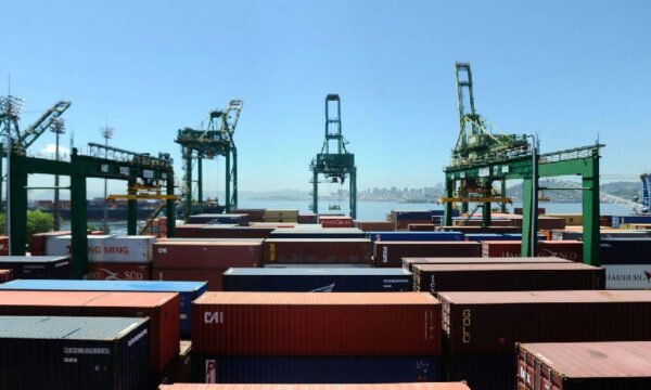 Exportações de petróleo e commodities levam balança comercial a saldo positivo de US$ 7,74 bilhões
