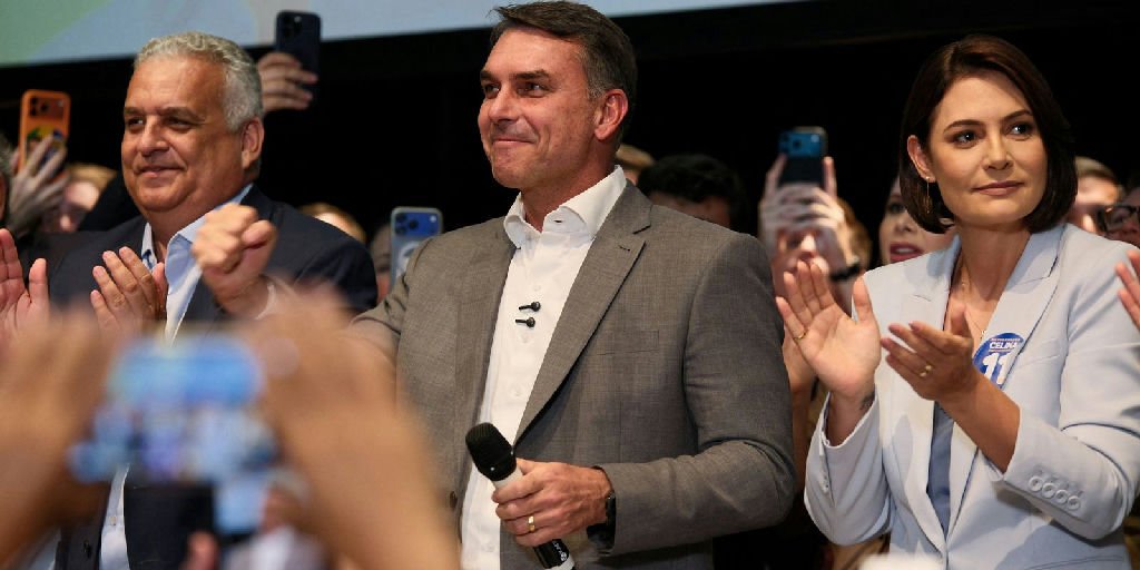 Flávio Bolsonaro articula alianças e propõe mudanças estruturais na Constituição