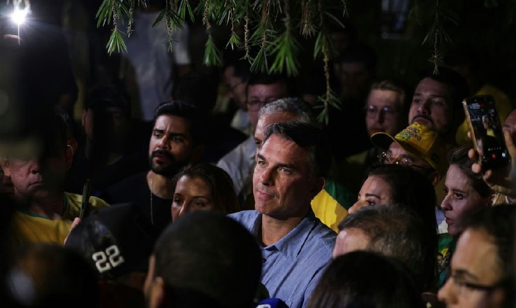 Flávio Bolsonaro condiciona liberação de sigilos a exigências direcionadas a Lula