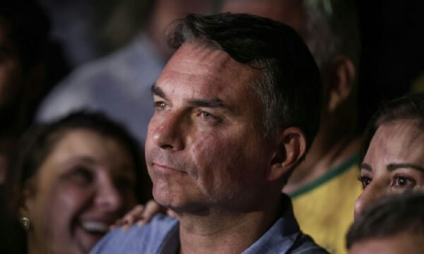 Flávio Bolsonaro nega tentativa de golpe em sabatina e aborda temas polêmicos