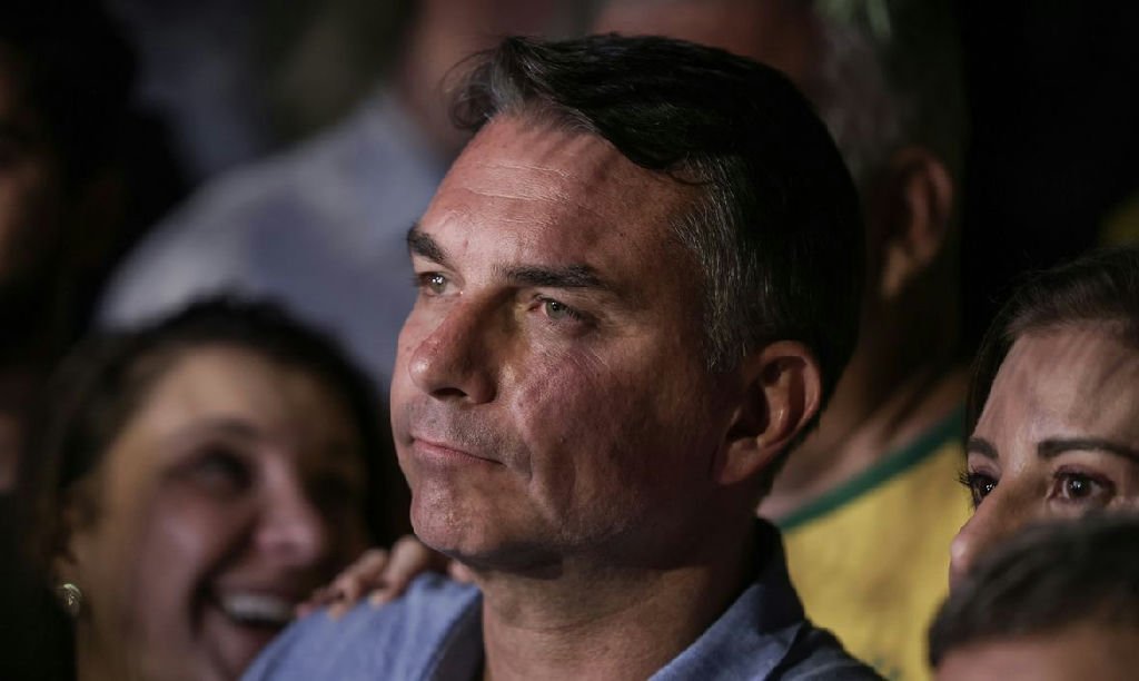 Flávio Bolsonaro nega tentativa de golpe em sabatina e aborda temas polêmicos