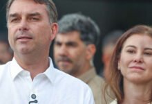 Flávio Bolsonaro vai a missa em Brasília e repercute decisão do STF sobre visitas ao pai