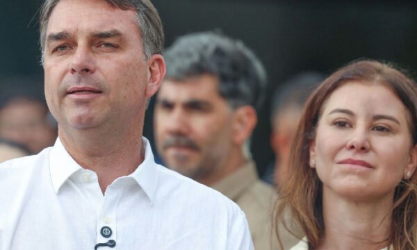 Flávio Bolsonaro vai a missa em Brasília e repercute decisão do STF sobre visitas ao pai